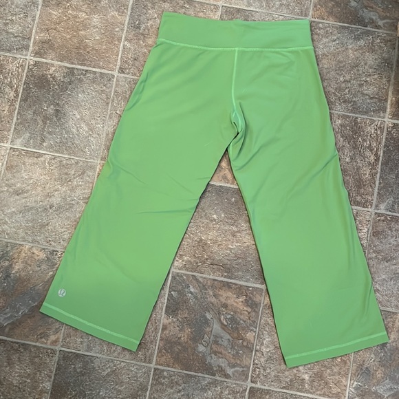 ✨50% Off✨ Lululemon CAPRIS - size 10 - bright green (original Vancouver Lulus!) - Picture 3 of 4